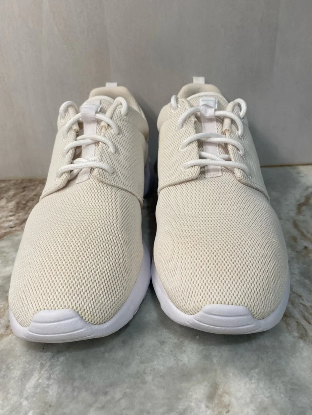Nike Roshe One Triple White Womens Running Shoes 844994-100 Size 9.5 Like New